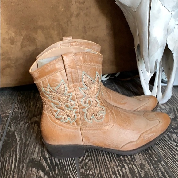 Ladies Cowboy Bootie - Picture 3 of 5